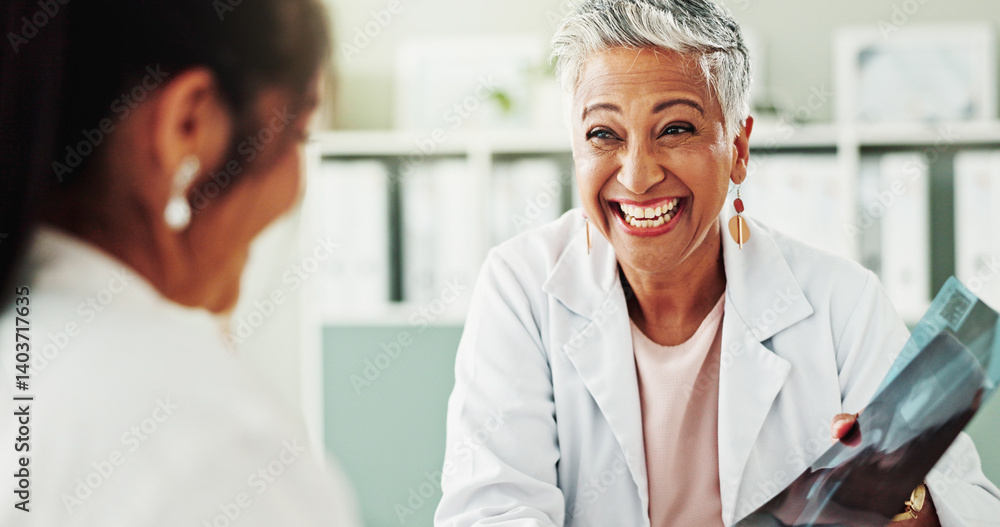 Obraz premium Appointment, women and doctor with xray, healthcare and smile for diagnosis in hospital or checkup. Clinic, medical professional and mature person with information for consultation, happy and talking