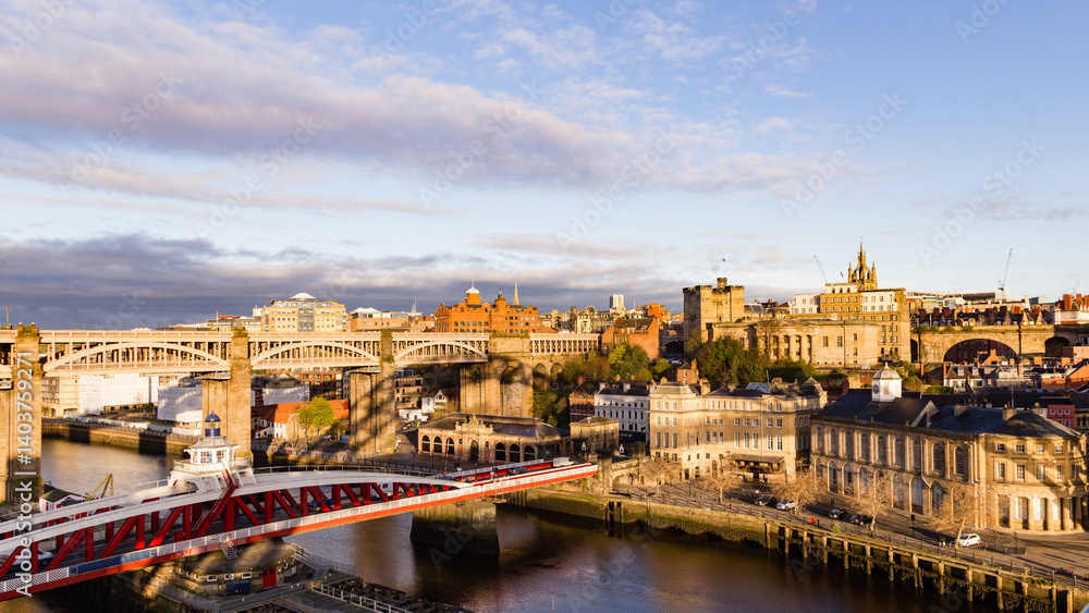 Obraz premium Stunning sunrise view of Newcastle Upon Tyne from the Tyne Bridge