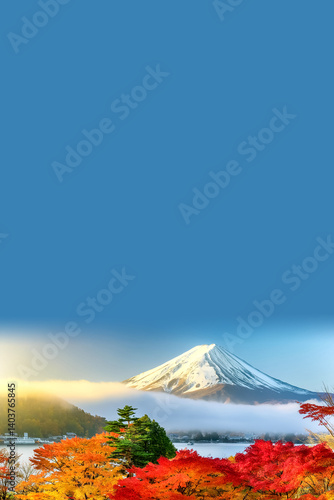 Einzelner Berg mit Schnee u...