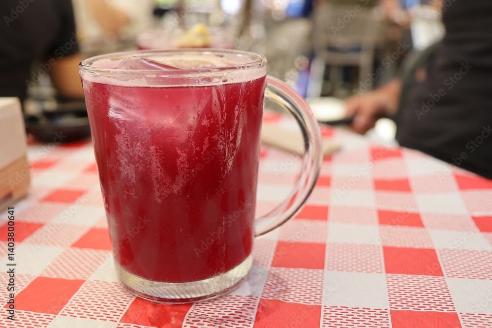 Verre de tinto de Verano, boisson typique à base de vin rouge, tonic et citron jaune, ville de Grenade, région d'Andalousie, Espagne