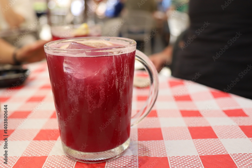 Verre de tinto de Verano, boisson typique à base de vin rouge, tonic et citron jaune, ville de Grenade, région d'Andalousie, Espagne