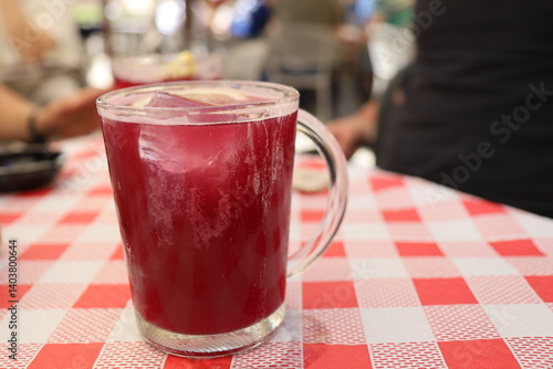 Obraz na płótnie Verre de tinto de Verano, boisson typique à base de vin rouge, tonic et citron jaune, ville de Grenade, région d'Andalousie, Espagne w salonie