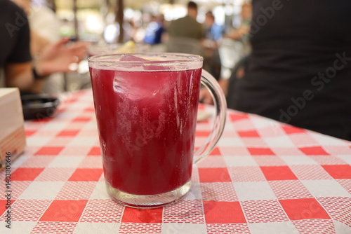 Obraz na płótnie Verre de tinto de Verano, boisson typique à base de vin rouge, tonic et citron jaune, ville de Grenade, région d'Andalousie, Espagne w salonie