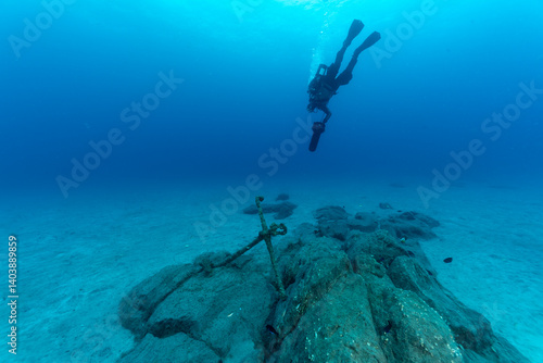 Wallpaper Mural Vecchia ancora sulle rocce e bub con bibombola e dpv, isola di Tenerife Torontodigital.ca