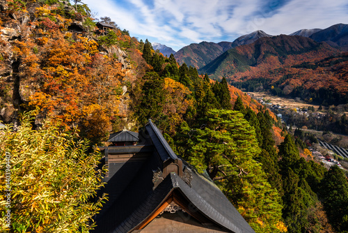 Cuadro en lienzo Autumn landscape in the mountains, with the Risshaku-Ji temples in the foregroun