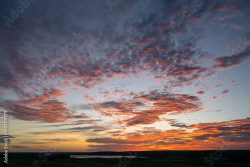 Obraz na płótnie Light Pink Clouds Turn To Orange At Sunrise Over Kansas w salonie