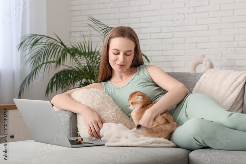Young woman with cute kitte...