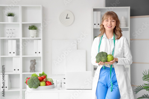 Female nutritionist with br...