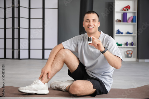 Sporty young man with pulse...