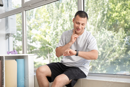 Sporty young man checking p...