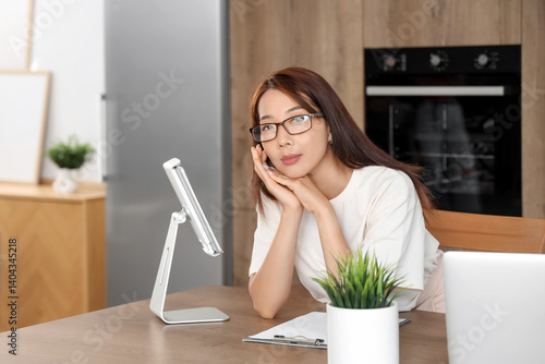 Young Asian businesswoman a...