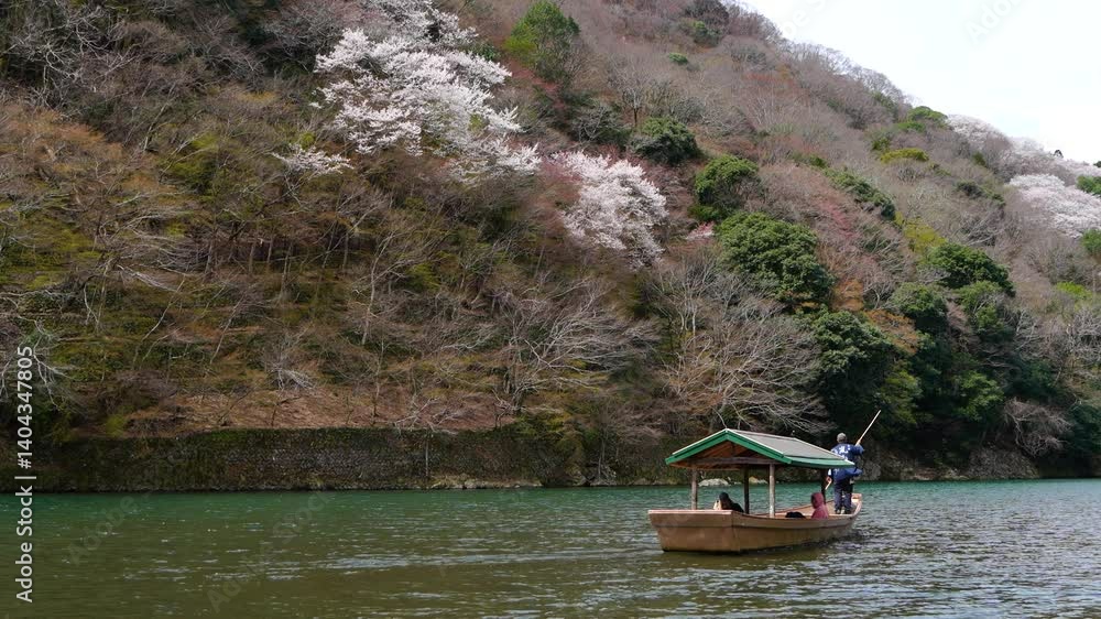 京都・春の嵐山と屋形船 京都・春の嵐山と屋形船