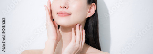 若い女性の艶と素肌感が美しい手を添えるビューティーイメージの顔無しバナー