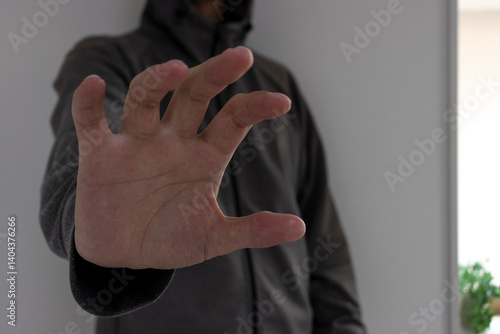 Obraz na płótnie 暗い部屋で何かを掴もうと手を伸ばす怪しい男 w salonie