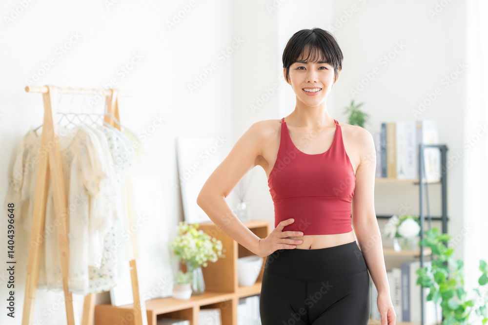 リビングでヨガをする若い女性 リビングでヨガをする若い女性