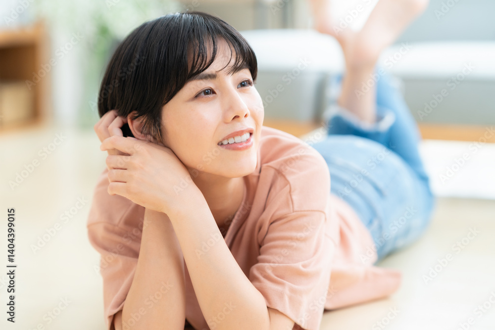 リビングでくつろぐ若い女性 リビングでくつろぐ若い女性