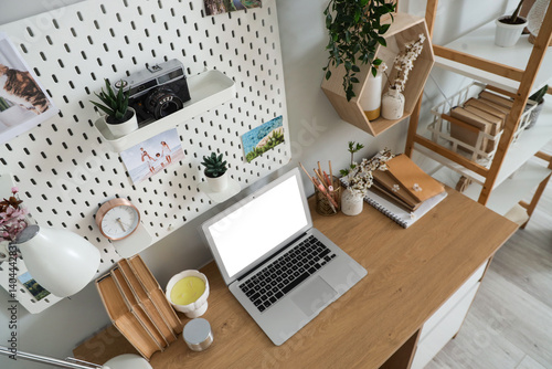 Modern home office workspac...