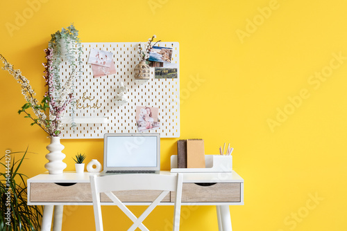 Modern home office workspac...