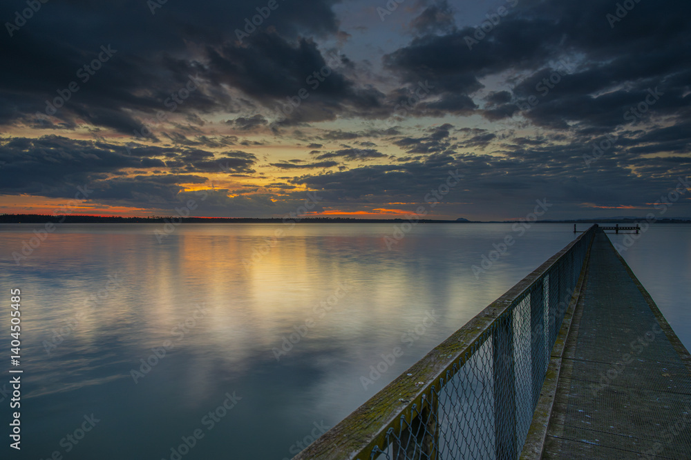 Naklejka premium sunset over the lake