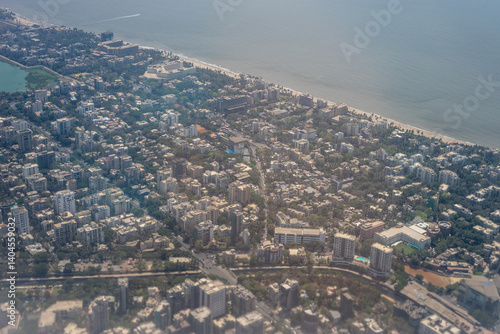 Obraz na płótnie India, Maharashtra, Mumbai, a view of a city with a mountain in the background w salonie