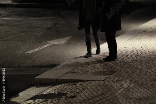 Piétons dans la nuit