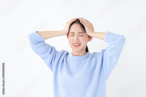 頭を抱える女性