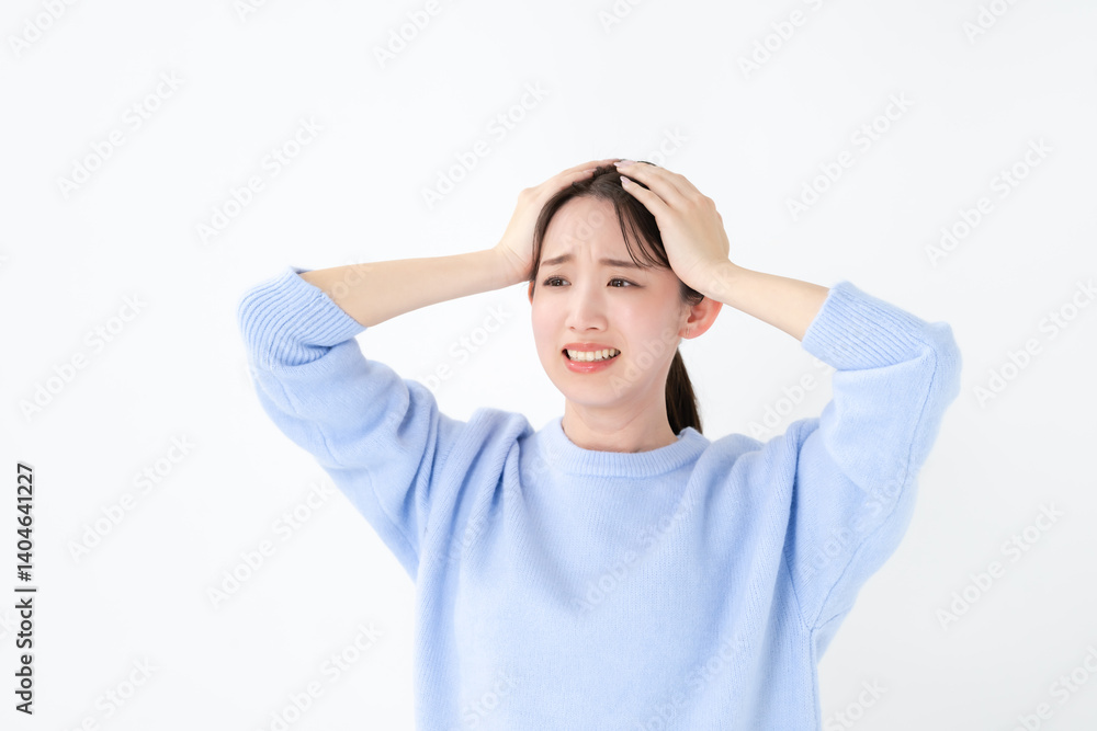 頭を抱える女性 頭を抱える女性
