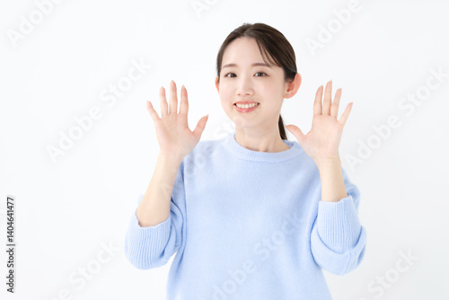 驚く女性