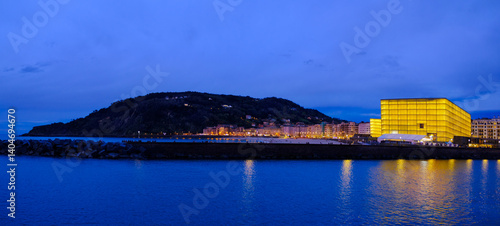 Obraz na płótnie Auditorium and Mount Ulia on the coast of the City of Donostia, Euskadi w salonie
