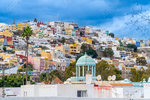Obraz na płótnie Colorful houses covering the hill in vegueta, las palmas de gran canaria, spain w salonie
