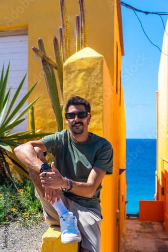 Obraz na płótnie Tourist relaxing in colorful puerto de mogan, gran canaria w salonie