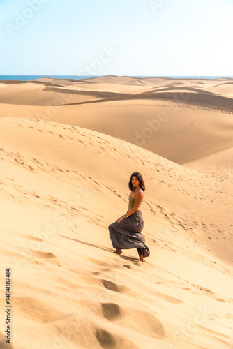 Obraz na płótnie Tourist walking on maspalomas dunes in gran canaria, spain w salonie
