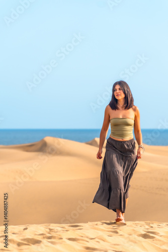 Obraz na płótnie Tourist walking on maspalomas dunes in gran canaria, spain w salonie