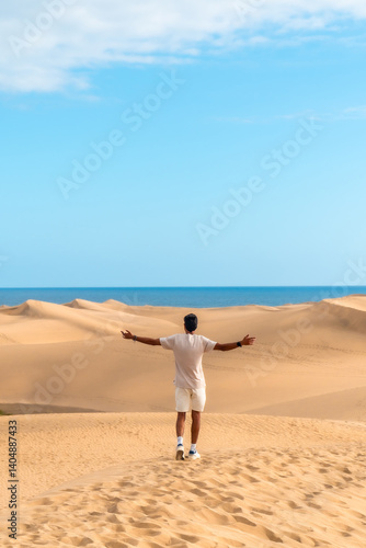 Obraz na płótnie Tourist enjoying freedom in maspalomas dunes, gran canaria w salonie