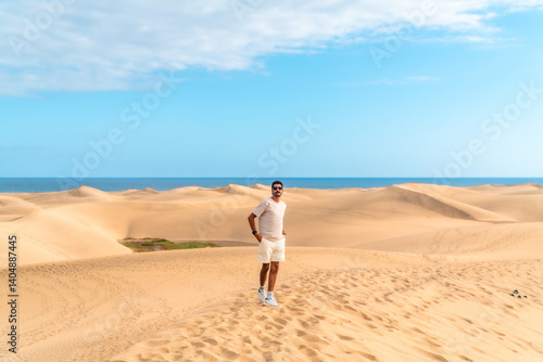 Obraz na płótnie Tourist walking on maspalomas dunes in gran canaria, spain w salonie