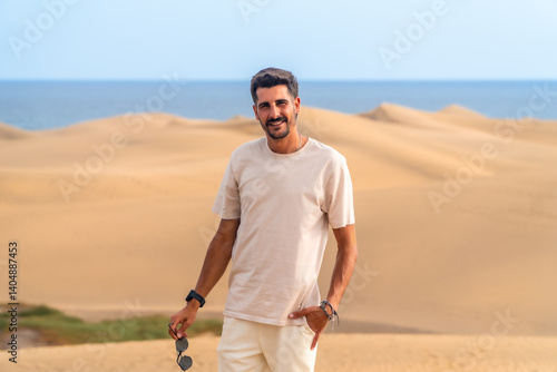 Obraz na płótnie Tourist smiling in maspalomas dunes, gran canaria, spain w salonie