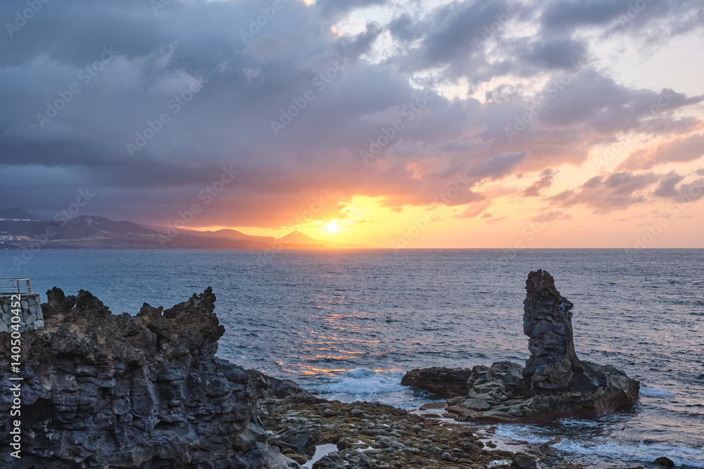 Φωτογραφία Golden hour view of a stunning sunset over the Atlantic Ocean, captured from the volcanic rocky shore of Las Canteras Beach in Las Palmas de Gran Canaria, Canary Islands