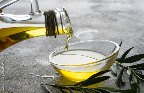 Obraz na płótnie Organic olive oil in a jug on vintage background w salonie