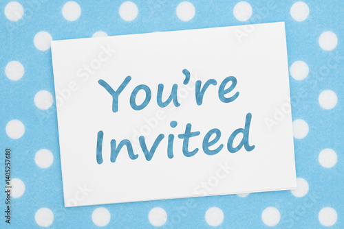 Obraz na płótnie You are invited card on blue polka dots material w salonie