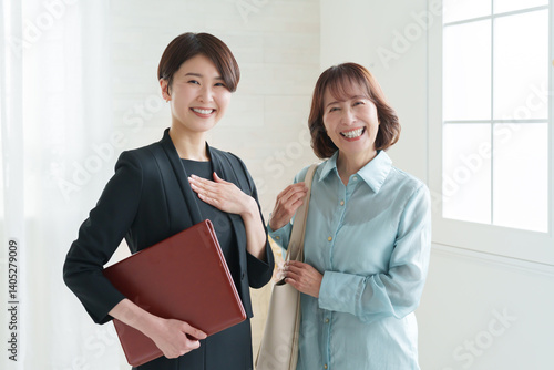 Fotografie プランナーとシニア女性の客