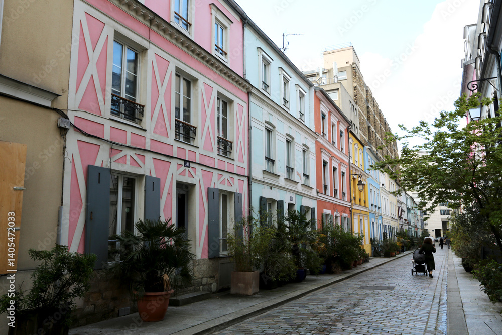 La rue crémeux à Paris avec ses maisons colorées La rue crémeux à Paris avec ses maisons colorées