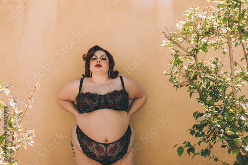 Картината върху платно Plus size old Hollywood lingerie model outdoors