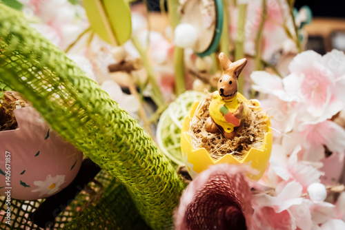 Obraz na płótnie Décoration pour les fêtes de Pâques avec un petit lapin mignon w salonie