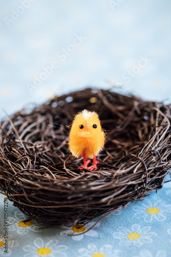 Obraz na płótnie Décoration pour les fêtes de Pâques avec un mini poussin adorable w salonie