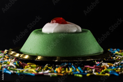 Cassatina Siciliana Decorata con Zuccherini Colorati su Sfondo Nero – Dolce.