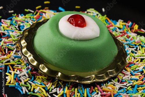 Cassatina Siciliana su Sfondo Nero con Codette Colorate – Dolce Tradizionale Italiano