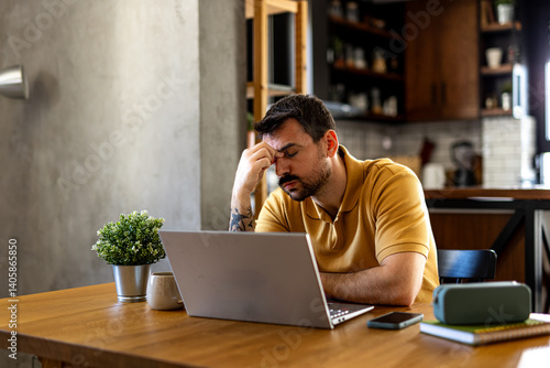 Foto Freelancer experiencing fatigue and stress while working remotely on a laptop at