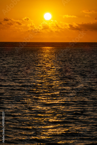 Obraz na płótnie Dramatic Tropical Sunrise Over the Caribbean Ocean w salonie