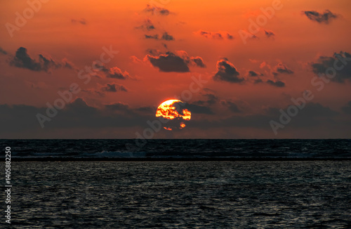 Obraz na płótnie Dramatic Tropical Sunrise Over the Caribbean Ocean w salonie