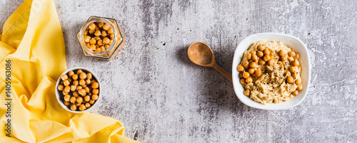 Obraz na płótnie Vegetarian spicy chickpea hummus in a bowl on the table top view web banner w salonie